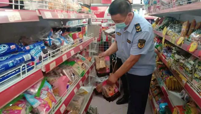 達(dá)拉特旗安達(dá)市場監(jiān)督管理所開展轄區(qū)預(yù)包裝與散裝食品安全大檢查